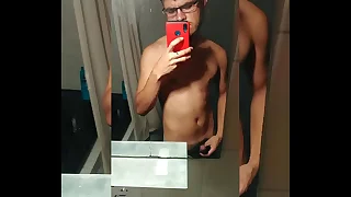 ME METO AL BAÑO DE MIS VECINOS Y ME LA CHAQUETEO EN SU LAVABO